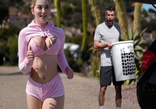 Anh hàng xóm đạu chân được em gái giúp đỡ